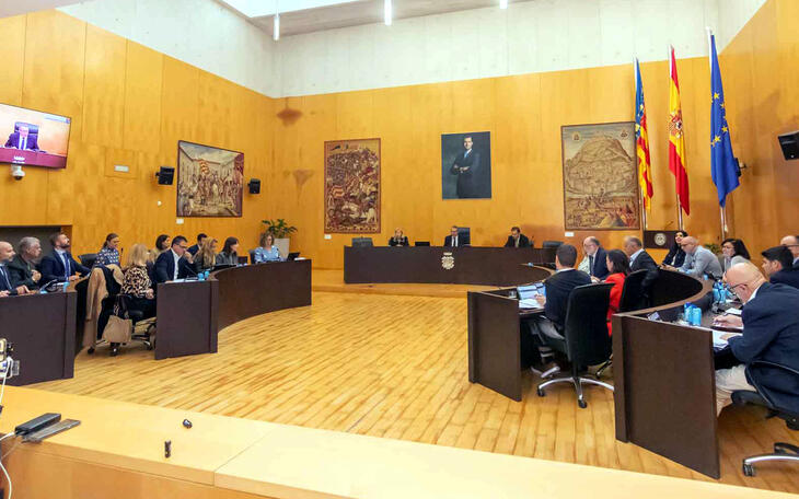 Benidorm entrega a los grupos de la Corporación el borrador del presupuesto, que asciende a 141,6 millones